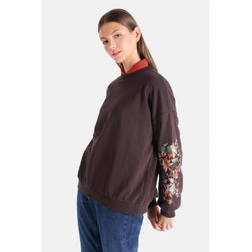 Bluza sport cu decolteu la baza gatului si broderii florale