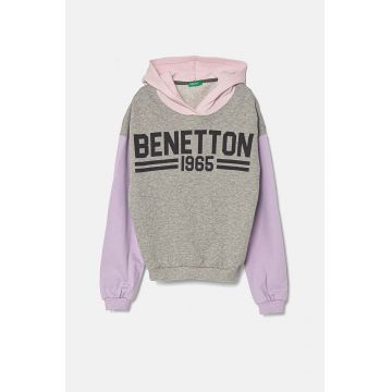 United Colors of Benetton hanorac de bumbac pentru copii culoarea gri, cu glugă, cu imprimeu, 3J68C203Q